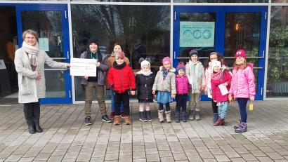 Bild: Michael Weiß/CZA/exb
Von Kindern für Kinder: Die Kinder des CZA überreichten den symbolischen Spendenscheck an Kinderkrankenschwester Lydia Moosburger (links) vom Kinderpalliativteam.