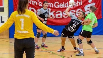 Bild: Guenter Uschold
Lisa Reitinger (Zweite von rechts) und ihre Teamkolleginnen verloren das Hinspiel gegen die SG Regensburg mit 23:24.