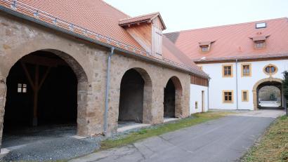 Bild: do
Seit einem Jahr wartet das historische Stadelprojekt der Gemeinde im Anschluss an das Haus der Dorfkultur auf den Einbau neuer Tore