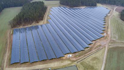 Bild: Thilo Hierstetter
Der Bau des Solarparks "Striegel" an der Verbindungsstraße vom Rosenberger Ortsteil Oberschwaig nach Hahnbach auf einem Areal von 8,4 Hektar ist mittlerweile abgeschlossen. Die Firma Prägefolien Kurz will damit etwa ein Viertel ihres Eigenstrombedarfs erzeugen.