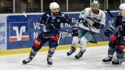 Archivbild: gb
Dominik Müller (links) war am Freitag der Matchwinner. In der Verlängerung erzielte der Verteidiger das Siegtor für die Blue Devils gegen Deggendorf.