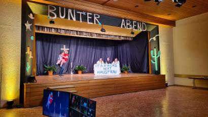 Bild: sne
Ein ungewohntes Bild am Bunten Abend der Ministranten: Wo sonst bis auf den letzten Platz besetzte Tische und Stühle stehen, bleibt es diesmal leer. Zuschauer gibt es nur vor dem Computer.