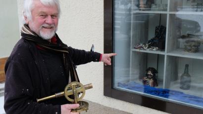 Bild: do
Stolz präsentiert Martin Kohl unter anderem nautische Messinstrumente aus massivem Messing im Schaufensterl, wie sie bereits zu Zeiten der Entdeckerreisen die Seefahrt erleichterten.