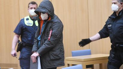 Bild: Gabi Schönberger
Zafer K. aus Würzburg: Er ging der Polizei in Wiesau ins Netz, als er sich den Rucksack mit der Beute schnappte. Dem 40-Jährigen wird gewerbsmäßiger Bandenbetrug vorgeworfen.