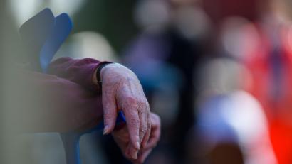 Bild: Klaus-Dietmar Gabbert/dpa
Die Corona-Pandemie hat einer Umfrage zufolge dazu geführt, dass sich mehr ältere Menschen einsam fühlen.