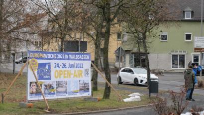 Bild: kgg
Mit großformatigen Hinweisen wirbt die Stadt Waldsassen als Veranstalter für die Angebote während der Europawoche zum Jubiläum "30+2 Jahre Grenzöffnung".