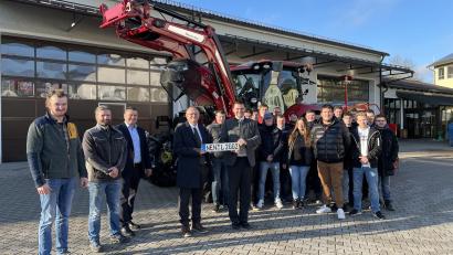 Bild: Matthias Meier, Landratsamt Schwandorf/exb
Armin Wild (Dritter von links), der Leiter der Außenstelle, Josef Most (Vierter von links), sowie Lehrkräfte und Schüler nahmen von Landrat Thomas Ebeling (Sechster von links) das symbolische Kennzeichen und den Schlepper in Empfang.