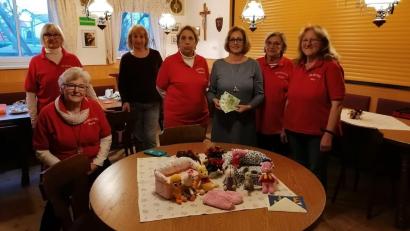 Bild: u
Die kreativen Frauen des Trachtenvereins D’Vilstaler Haselmühl/Kümmersbruck waren 2021 wieder sehr fleißig. Zum wiederholten Mal bedachten sie die Selbsthilfegruppe krebskranker Kinder mit einer 500-Euro-Spende (stehend, von links): Helga Högerl, Karin Kellner, Manuela Kern, Selbsthilfegruppe-Vorsitzende Petra Waldhauser, Helga Grosch und Frontfrau Maria Bechtl, sitzend: Paula Neugebauer.