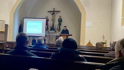 Bild: wku
Pfarrer Roland Kurz referiert in der evangelischen Kirche in Hirschau über Verschwörungstheorien.