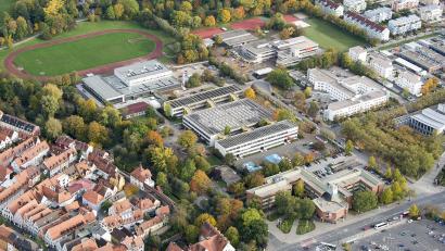 Luftbild: August Beer
Die beiden Realschulen in Weiden (Bildmitte) sollen abgerissen und durch einen Neubau ersetzt werden. Läuft alles nach Plan, dann könnten die Schülerinnen und Schüler in fünf Jahren einziehen.