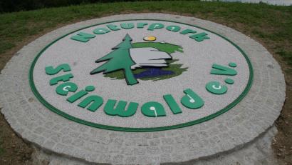 Archivbild: fpoz
Am neuen Waldershofer Kreisverkehr macht ein schmuckes Wappen auf den Naturpark Steinwald aufmerksam.
