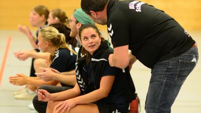 Bild: ham
Trainer Bernd Eckl (rechts) im Gespräch mit Anna Stubenvoll. Die HSG startet nach der Coronapause am Samstag mit einem Heimspiel gegen den TSV Simbach.