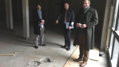 Bild: ihl
Da standen einmal die Geldautomaten. Verwaltungsleiter Thomas Prey (Mitte) zweit Bürgermeister Frank Zeitler (rechts) und Archivar Gotthard Kemmether die Stellen, wo sie im Boden verankert waren..