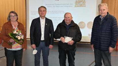 Bild: gf
SPD-Gemeinderätin Waltraud Lobenhofer (links) ist Ende vergangenen Jahres mit der Kommunalen Verdienstmedaille geehrt worden. Günter Himmerer (Zweiter von rechts) war 48 Jahre lang ehrenamtlicher Feldgeschworener. Ihnen danken Bürgermeister Hermann Böhm (Zweiter von links) und der Obmann der Feldgeschworenen im Gemeindebereich Poppenricht, Josef Weiß (rechts).