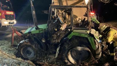 Bild: Polizeiinspektion Amberg/exb
Da stand er schon wieder aufrecht: Ein Autofahrer hat am Mittwochabend im Gemeindebereich Kümmersbruck einen Traktor gerammt, der dadurch umfiel.