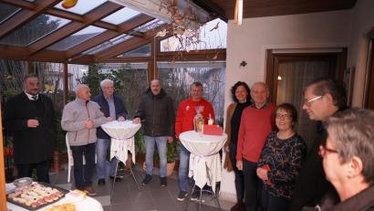 Bild: fvo
Josef Kick (Vierter von rechts) ist 80. Bei einem kurzen Stehempfang im großen Wintergarten seines Haus gratulieren neben der Familie auch Vertreter der Vereine, Kirche und Gemeinde.