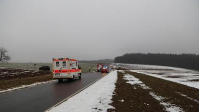 Bild: Roland Wellenhoefer
Plötzlich einsetzender Eisregen dürfte am Donnerstagnachmittag die Ursache für einen tödlichen Verkehrsunfall bei Püllersreuth gewesen sein. Der Fahrer verstarb noch an der Unfallstelle.