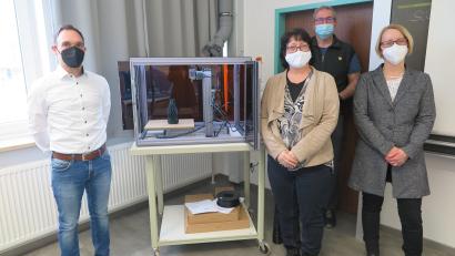 Bild: jzk
Rektorin Christine Wiesend, Lehrer Thomas Seitz und Konrektorin Iris Eckert (von rechts) bedankten sich bei Oliver Maier (links) von der Firma Siemens Healthineers für den neuen 3D-Drucker.