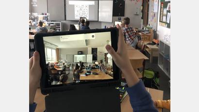 Bild: Jobst-vom-Brandt-Schule/exb
Blick durch die Kamera des I-Pads auf ein Klassenzimmer der Jobst-Vom-Brandt-Schule: In der Waldershofer Grundschule lernen die Kinder, die Technik sinnvoll zu nutzen und für den Unterricht einzusetzen.
