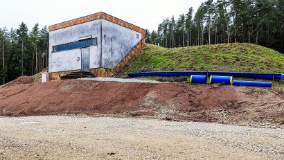 Bild: Hösamer
Aus dem Hochbehälter bei Frotzersricht kommt das Stullner Wasser. Derzeit derzeit investiert Schwarzenfeld in einen zweiten, größeren Hochbehälter an gleicher Stelle.