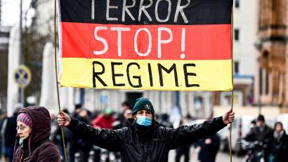 Bild: Fabian Sommer
Ein Teilnehmer einer Demonstration gegen die aktuelle Corona-Politik in Berlin. Foto: Fabian Sommer/dpa