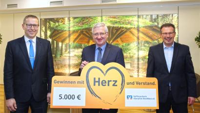Bild: njn
Stellvertretend für die Vereine nahm Bürgermeister Johannes Reger (Mitte) die Spenden in Höhe von 5000 Euro von Geschäftsstellenleiter Hans Dumler (links) und Vorstandsvorsitzendem Joachim Geyer entgegen.