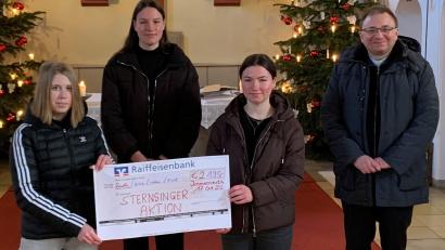 Einen Scheck über 2.195 Euro übergaben die drei Oberministrantinnen Lea Wolf, Annalena und Ronja Schroller an Pfarrer Markus Bruckner aus der diesjährigen Sternsingeraktion der Herz-Jesu-Pfarrgemeinde.