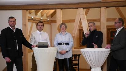 Bild: mez
Huberth Rosner vom CSA-Kreisverband hörte ebenso wie Moderator Lukas Zintl und JU-Kreisvorsitzende Sandra Dostler den Ausführungen von Landrat Roland Grillmeier zur Thematik der 10h-Regelung bei Windrädern zu, wie auch der Kemnather Bürgermeister Roman Schäffler (von links).