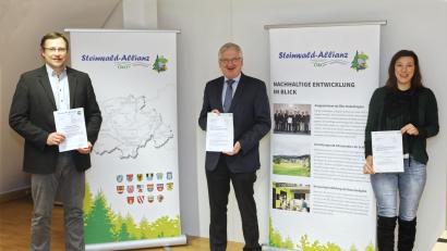 Bild: njn
Über die Zusage des Amtes für Ländliche Entwicklung Oberpfalz in Tirschenreuth freuten sich die Verantwortlichen der Steinwald-Allianz (von links): Geschäftsführer Martin Schmid, Vorsitzender Bürgermeister Johannes Reger und Projektmanagerin Elisabeth Waldeck.