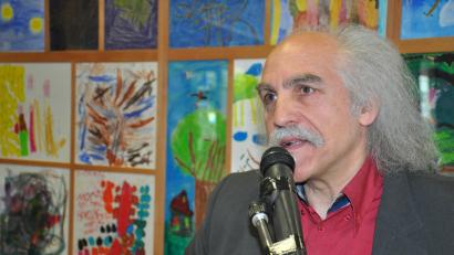 Archivbild: jr
Der gebürtige Mitterteicher Jeff Beer feiert heuer seinen 70. Geburtstag. Zu diesem Anlass widmen ihm das Museum und die Stadt eine eigene Ausstellung, die vom 8. April bis 26. Juni zu sehen sein wird. Unser Bild zeigt Jeff Beer bei einer Ausstellung in den Räumen der Lebenshilfe im Jahr 2012.