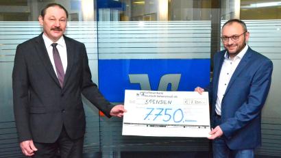 Bild: fjo
Stellvertretend für die Waidhauser Vereine nimmt Bürgermeister Markus Bauriedl (rechts) den symbolischen Scheck mit der neuen Rekordsumme von Gerhard Hammerl entgegen.