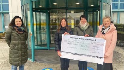 Bild: gri
Spendenübergabe am Klinikum: Christina Neiß (links) in Vorfreude auf den symbolischen Scheck.