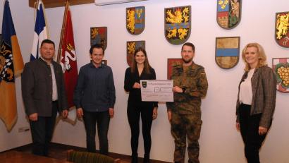 Bild: bey
Kompaniechef Hauptmann Jens Girend übergibt Julia Beugler und Stefan Weig als Jugendbeauftragte der Stadt eine Spende in Höhe von 1.500 Euro für die Bildungsarbeit. Bürgermeister Rainer Rewitzer (links) und Zweite Bürgermeisterin Andrea Lang freuen sich über die großzügige Spende und sehen damit auch hervorragende Verbindung zwischen der Stadt Pleystein und der 5. Kompanie des Panzerbataillons 104.