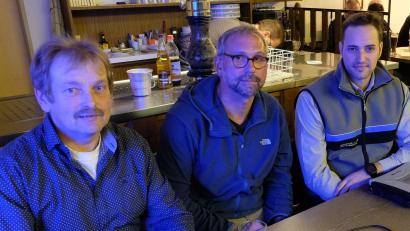 Archivbild: le
Das starke Dreigestirn der Flosser WBV mit Vorsitzenden Willy Meierhöfer, Geschäftsführer Michael Bock und Forstamtmann Sebastian Höllerer (von links), hält die 66-jährige Waldbesitzervereinigung Floß und Umgebung weiter fest zusammen. Das Bild stammt von einer Versammlung vor der Pandemie.