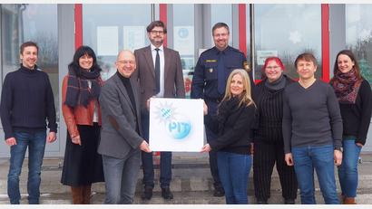 Bild: jpl
Nachhaltige Präventionsarbeit für Schülerinnen und Schüler an den Mittelschulen in Ebnath und Erbendorf ist Ziel aller Mitwirkenden. Das Bild zeigt (von links) die Lehrer Philipp Lippert und Karin Sieber, Rektor Alexander Köstler, Regierungsschuldirektor Armin Engel, Polizeioberkommissar Carsten Landgraf, Rektorin Sabine Graser, Beratungslehrerin Sybille Schieler sowie die Lehrer Bernd Bergler und Kristina Grünauer.