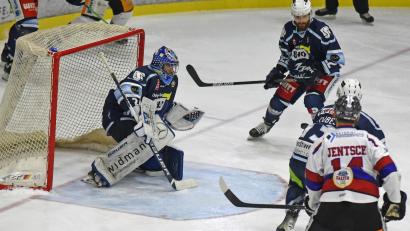 Archivbild: gb
Der Weidener Keeper Jaroslav Hübl bot am Sonntag eine starke Leistung. Die 3:5-Niederlage der Blue Devils bei den Memmingen Indians konnte er aber nicht verhindern.