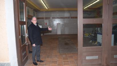 Bild: fz
Bürgermeister Josef Hammer zeigt in die Fahrzeughalle und sagt, dass genügend Platz sei, hier eine Kinderkrippe für zwölf Kinder einzurichten.