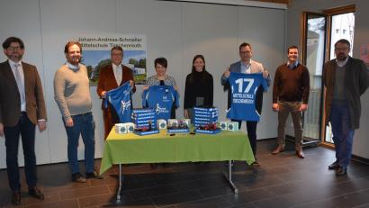Bild: jr
Große Freude an der Johann-Andreas-Schmeller-Mittelschule Tirschenreuth: Am Mittwochvormittag überreichten die Wirtschaftsjunioren Nordoberpfalz und das Liebensteiner Kartonagenwerk Mini-Roboter und Bausätze im Wert von 1500 Euro. Es ist dies die siebzehnte Mittelschule der Nordoberpfalz, die in den Genuss dieser Zuwendung kam. Mit dabei waren (von links) Armin Engel (Staatliches Schulamt), Philipp Rank, Bürgermeister Franz Stahl, Marion Fischer (Kartonagenwerk), Fachlehrerin Carina Rieger, Schulleiter Jürgen Bayer, Florian Rieder (IHK) und Wirtschaftsförderer Dr. Volker Höcht.