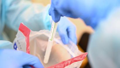 Symbolbild: Felix Kästle/dpa
Immer mehr Tests sind positiv.