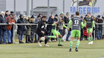 Bild: Hubert Ziegler
Wenn der FC Amberg und die DJK Gebenbach aufeinandertreffen, ist das Zuschauerinteresse groß: Vor ansehnlicher Kulisse duellieren sich in dieser Szene Dennis Kramer (links) vom FC Amberg und der Gebenbacher Kapitän Julian Ceesay (Mitte).
