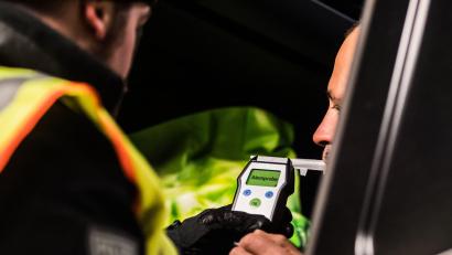 Symbolbild: Andreas Arnold/dpa
Eine Überprüfung der Fahrtauglichkeit des 58-jährigen Fahrers ergab nach einem Vortest fast ein Promille Alkohol.