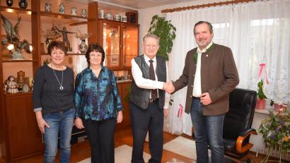Bild: bnr
Im Kreise seiner Familie feierte Joachim Otte (Zweiter von rechts) seinen 85. Geburtstag. Die ersten Gratulanten waren Tochter Claudia, Ehefrau Monika und Bürgermeister Frank Zeitler (von links).