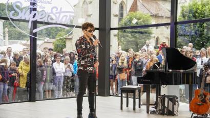 Bild: RTL/Stefan Gregorowius /exb
Lucas Ribeiro aus Hirschau stellt sich am Samstagabend bei RTL der Jury von "Deutschland sucht den Superstar".
