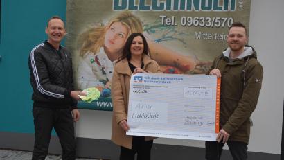 Bild: jr
Geschäftsführer Ralph Blechinger (rechts) und Seniorchef Axel Blechinger überreichten den Erlös aus dem Christbaumverkauf in Höhe von 1000 Euro an Lichtblicke-Schirmherrin Claudia Grillmeier.