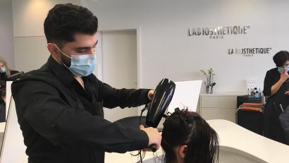 Bild: ihl
Khamkin Husein wollte unbedingt Friseur werden. Er hat nicht auf- und Lisa Hermann ihm die Chance gegeben. Jetzt ist er Geselle mit einem Faible für Schneiden und Föhnen.