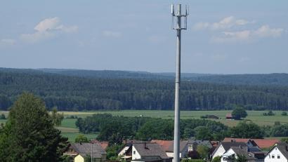 Bild: Houschka
Wenn es um das neue Baugebiet am östlichen Dorfrand von Knölling geht, kommt man am Sendemast nicht vorbei. Die vor ihm in Richtung der bereits stehenden Häuser liegende Fläche gehört der Gemeinde. Was sich hinter dem gegen Protest in die Landschaft gestellten Turm befindet, würde unbebaut bleiben.