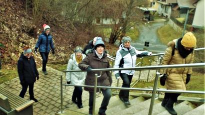 Bild: jml
Die Treppe vom Ortsteil Froschau zum früheren evangelischen Pfarrhof brachte den Kreislauf der Teilnehmerinnen des Achtsamkeitsspaziergangs noch einmal auf Touren. Kursleiterin Maria Müller (Zweite von links) hat das Treffen mit 3-G-Vorgabe organisiert.