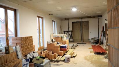 Bild: akp
Die Umbauarbeiten für das gemeindeeigene Bürgercafé in Gleiritsch haben begonnen. Zwei großflächige Mauerdurchbrüche, im Hintergrund ist einer davon zu sehen, zum Meisterbauerngarten wurden bereits ausgeführt.