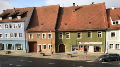 Bild: e
Die Sanierung des Anwesens Marktplatz 24 (das zweite Haus von links) steht in Vilseck auf der Agenda für das Jahr 2022.