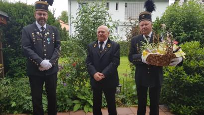 Bild: ksa
Vorsitzender Armin Kraus (links) und Josef Rieder (rechts) gratulierten Jubilar Franz Schorner.